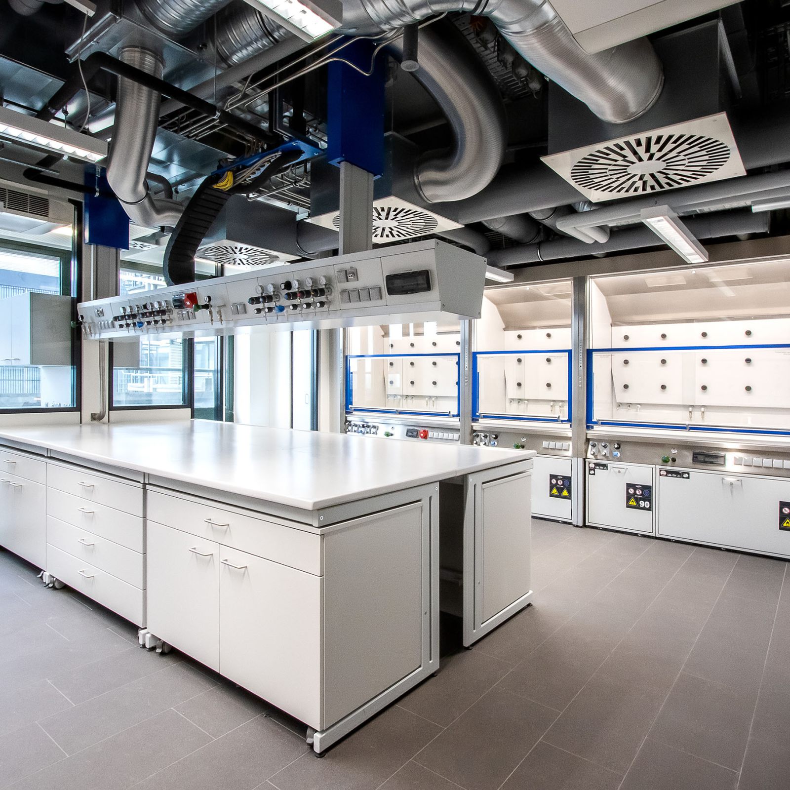 Laborbau und Labortechnik für maßgeschneiderte Laboratorien